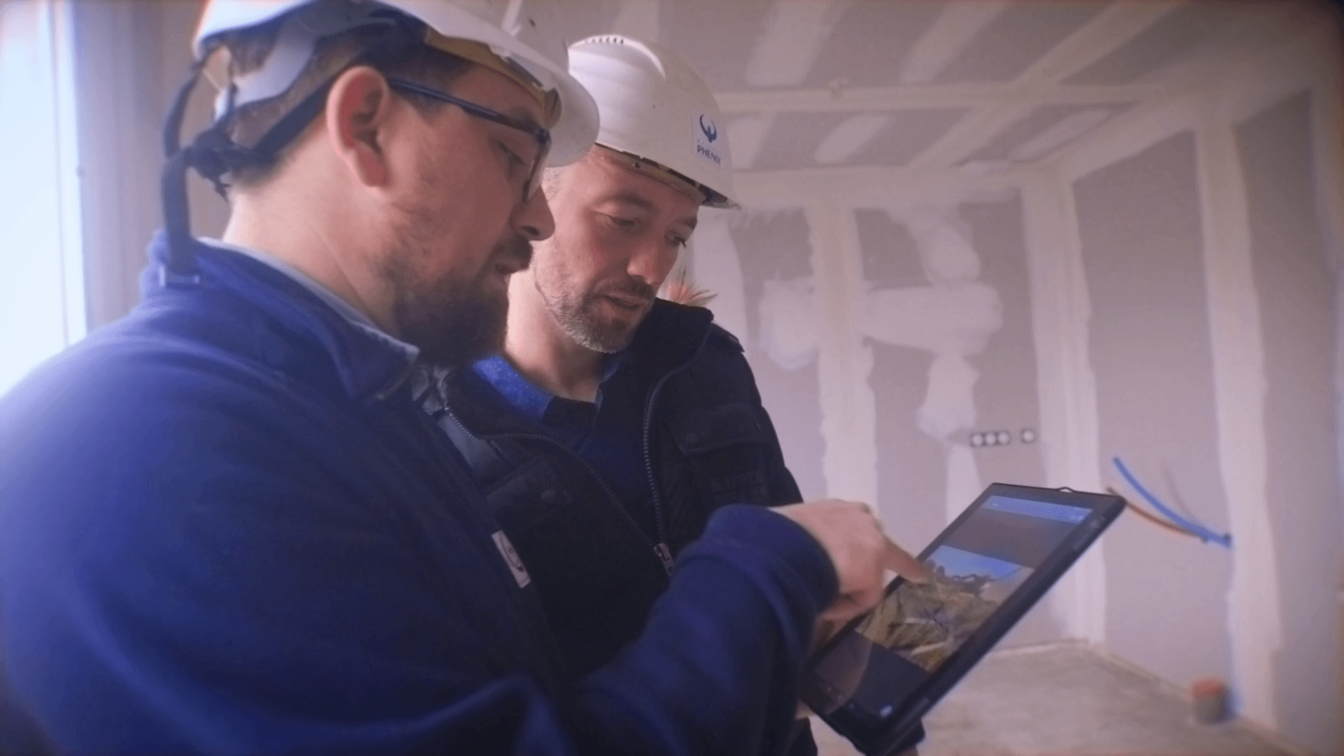 Novade-Geoxia-residential-tablet-users