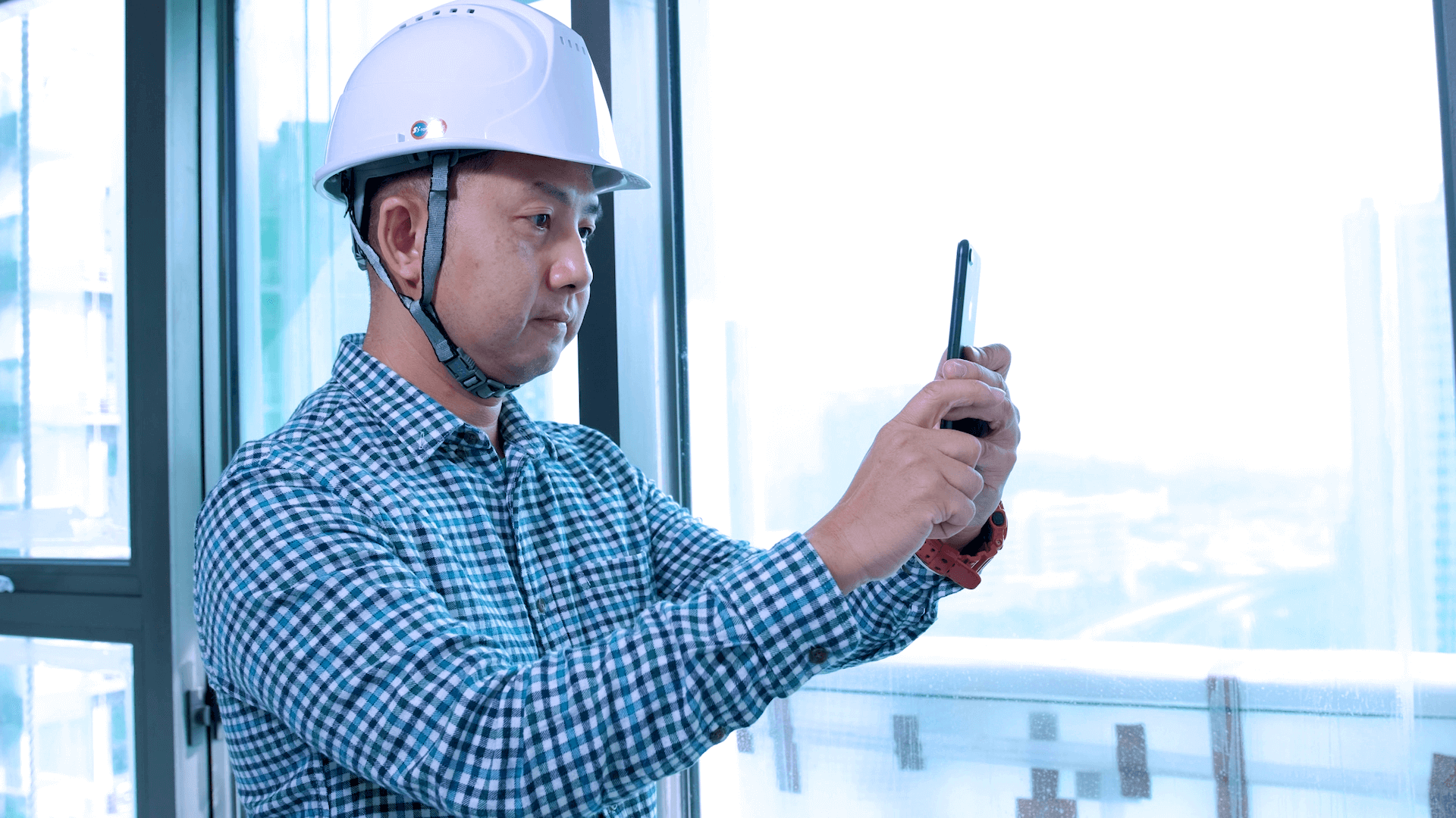 Novade-Chinachem-real-estate-mobile-user