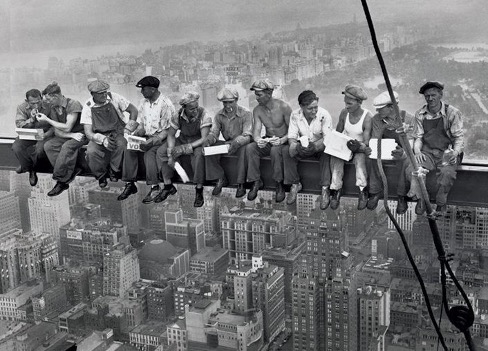 No safety net_NLNL men sitting on crane high rise_lunch atop a crane