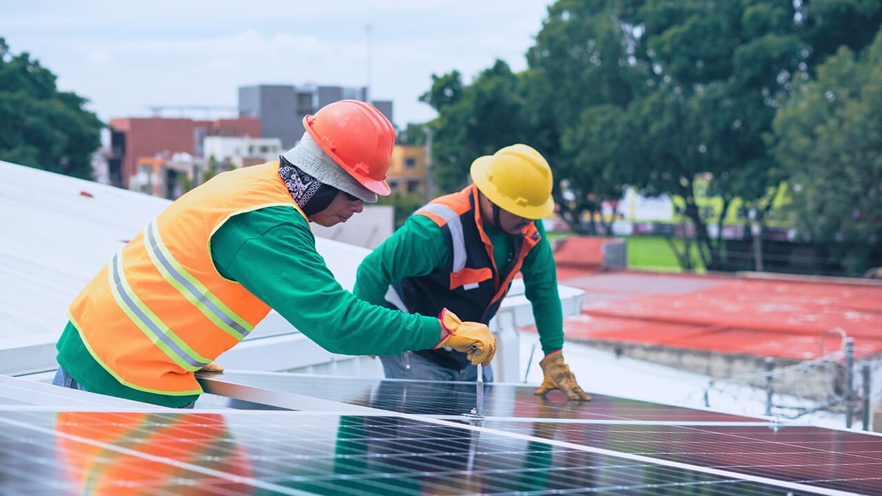 solar-panel-installation-workers