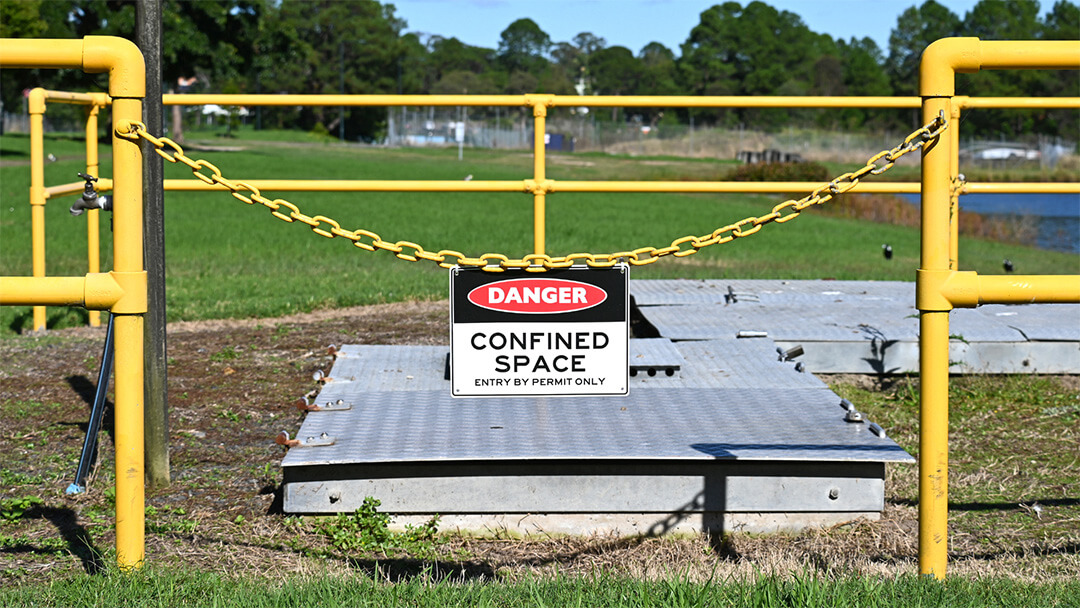confined-space-site-signage-caution Malaysia Qlassic device screenshots
