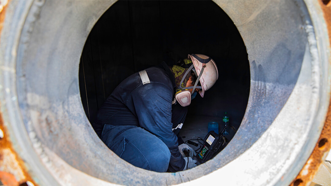 confined-space-site-worker-tunnel fire insulation worker face mask